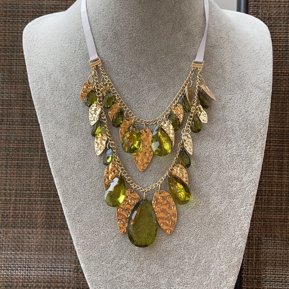 New✨ - Layered Green & Gold Statement Necklace - Picture 13 of 15
